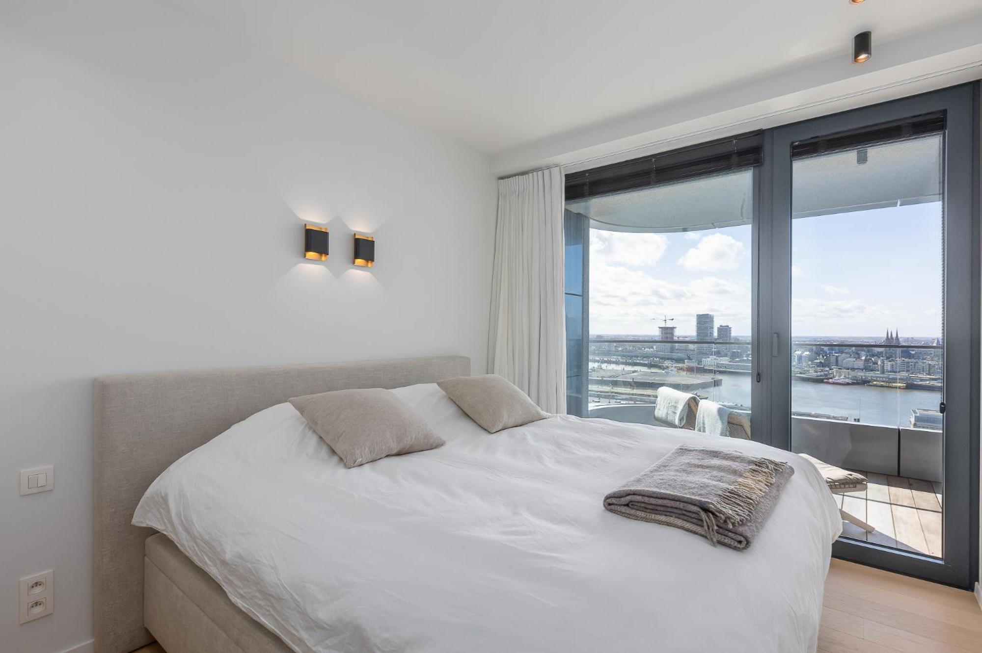 Sea Meets Sky - Ensor Apartment
